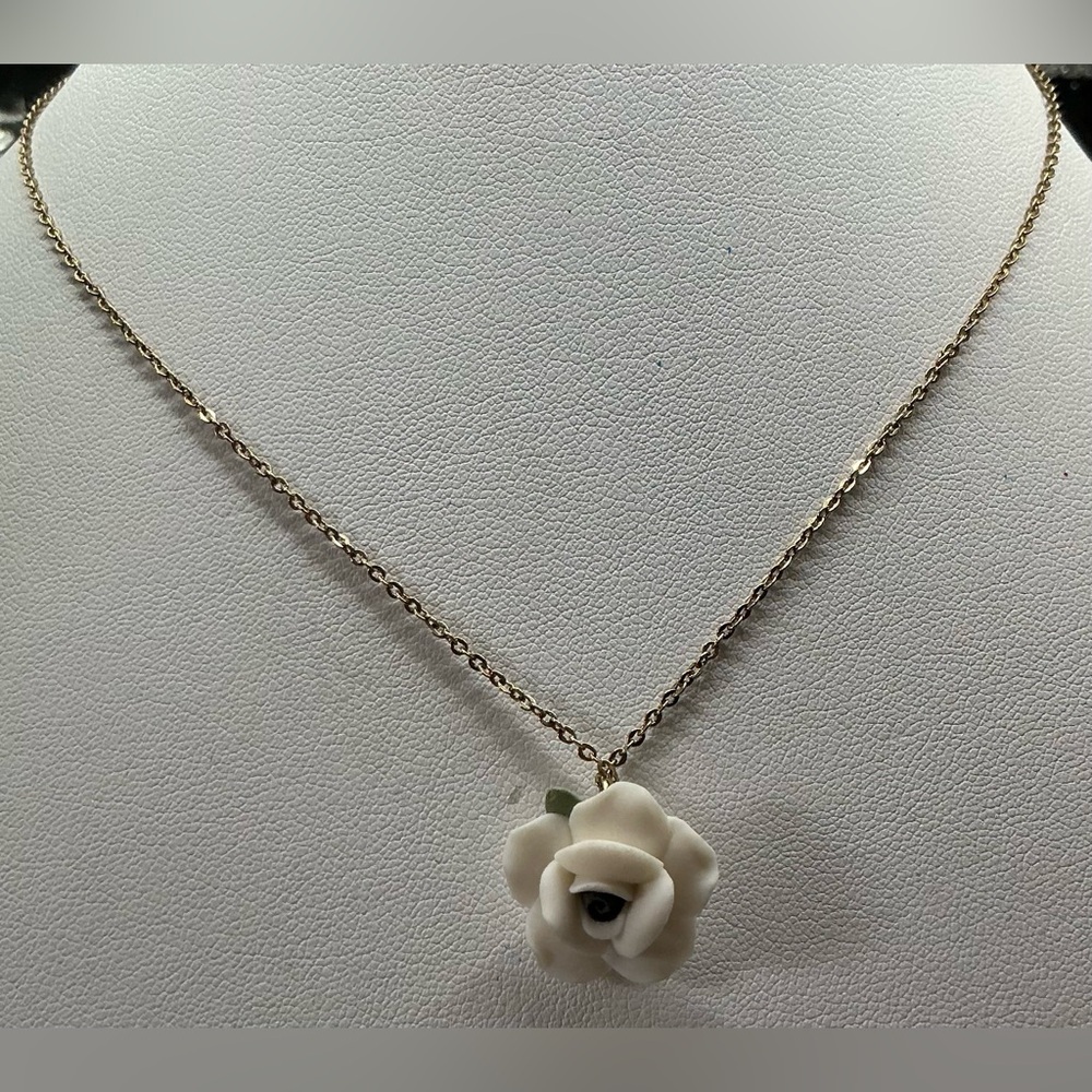 1928 BRAND HAND MADE PORCELIAN ROSE PENDANT NECKLACE NWT